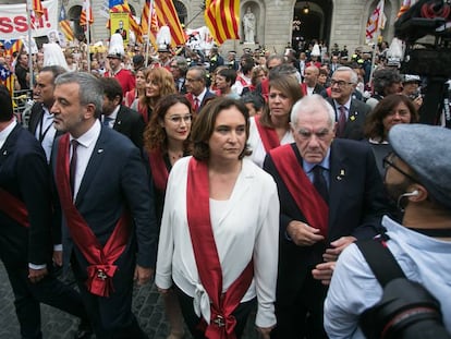 Laura Pérez (in glasses) behind Barcelona Mayor Ada Colau in Sant Jaume square.