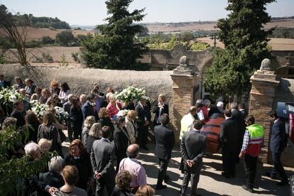 Familiares y amigos despiden a Carmen Balcells en la entrada del cementerio.