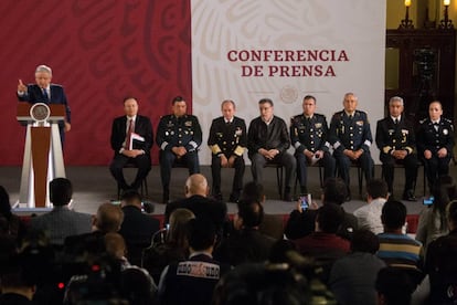 López Obrador, junto a los secretarios de Defensa y Marina, este jueves.  