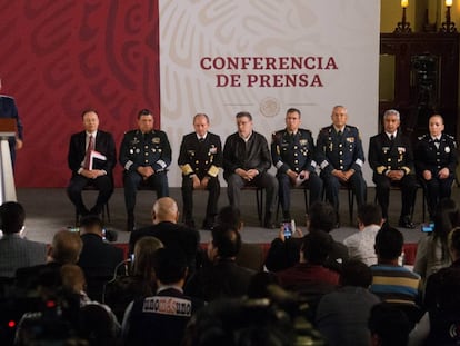 López Obrador, junto a los secretarios de Defensa y Marina, este jueves.  