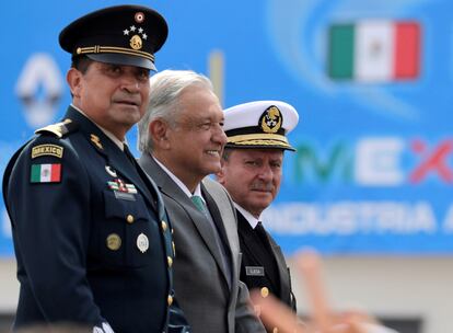 Lopez Obrador, junto a los secrerarios de Defensa y de la Marina