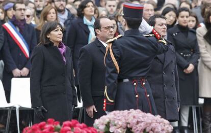 Anne Hidalgo, François Hollande i Manuel Valls, aquest diumenge en l'homenatge a les víctimes dels atemptats del 2015 a París.