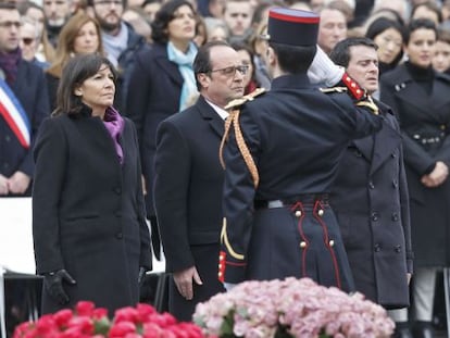 Anne Hidalgo, François Hollande i Manuel Valls, aquest diumenge en l'homenatge a les víctimes dels atemptats del 2015 a París.