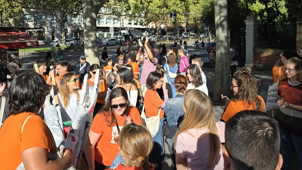 Los activistas de naranja, del Sindicato de Inquilinas.