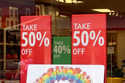 Carteles de rebajas en una tienda en Carlsbad (California), la semana pasada.