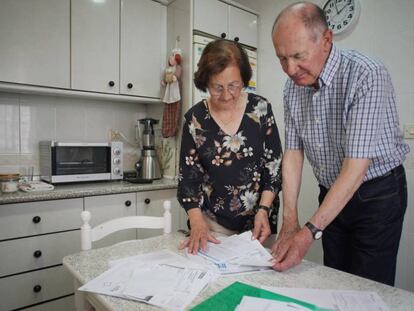 Carmen Guerrero e Idelfonso Portillo, en la casa de la que el obispado les quiere desalojar.