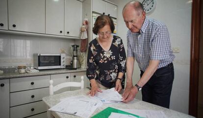 Carmen Guerrero e Idelfonso Portillo, en la casa de la que el obispado les quiere desalojar.