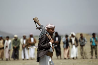Concentración de milicianos leales al movimiento chiíta-Huthi contra la intervención saudí llevada a cabo en el área de Bani al-Harith, al norte de Sanaá, Yemen.