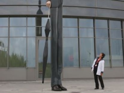 Escultura 'El banquero alto', en el barrio de Kirchberg, en Luxemburgo.