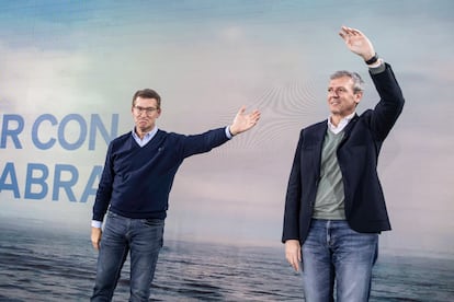 El líder del PP, Alberto Núñez Feijóo, y el presidente de la Xunta, Alfonso Rueda, este domingo, en la reunión interparlamentaria de los populares en Ourense. Alberto Núñez Feijóo apela a los electores de PSOE y Vox y llama a concentrar el voto en Galicia y Pedro Sánchez llama a la participación y movilización