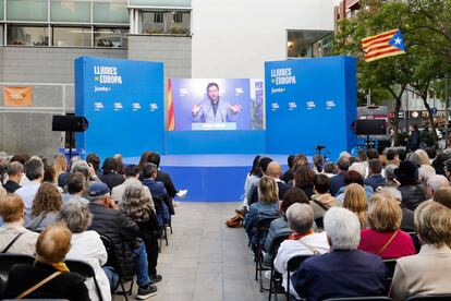 El candidato Toni Comín interviene por videoconferencia en el acto de inicio de campaña de Junts per Catalunya para las elecciones europeas, este jueves en Barcelona.