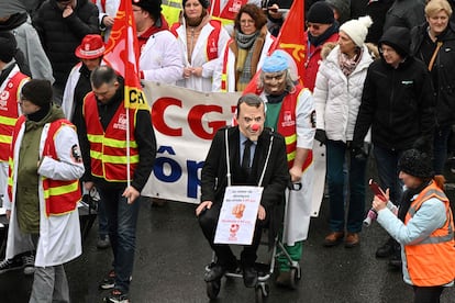 Los detractores de la reforma (los sindicatos, los partidos de izquierda y la extrema derecha) argumentan que es socialmente injusta y que penalizará a las personas que hayan empezado a trabajar más jóvenes. En la imagen, un manifestante disfrazado del presidente francés asiste a la protesta en Dunquerque. 