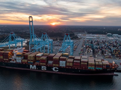 Carga del barco MSC Meline, en la terminal portuaria Virginia International Gateway Marine, en Norfolk (Virginia, EE UU).