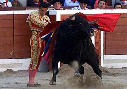 Víctor Puerto, durante la faena de muleta a su segundo toro.