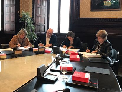 Firma de la notificación sobre la admisión a trámite de una querella de Fiscalía contra Ramona Barrufet, Lluís Corominas, Carme Forcadell y Anna Simó (Junts pel Sí).

EUROPA PRESS  (Foto de ARCHIVO)

28/02/2017