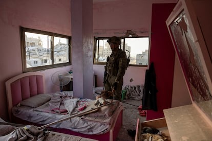 El teniente coronel Ido, en el interior de un dormitorio de una vivienda en la franja de Gaza. El oficial asegura que debajo de  esa vivienda había un taller donde se producía armamento. 