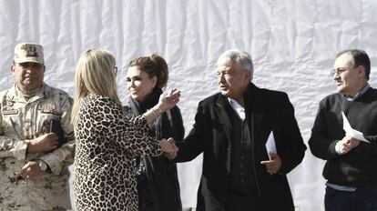 López Obrador saluda a Margarita LeBarón, en enero en Sonora.