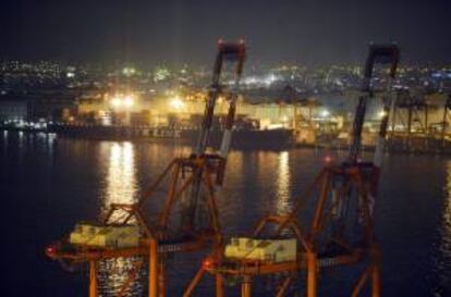 Vista de dos gras en el muelle de contenedores de un puerto de Tokio (Japn). EFE/Archivo