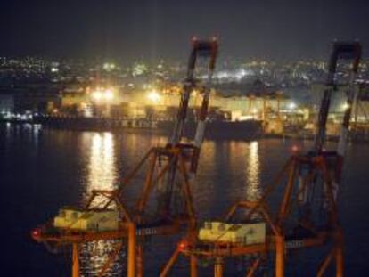 Vista de dos grúas en el muelle de contenedores de un puerto de Tokio (Japón). EFE/Archivo