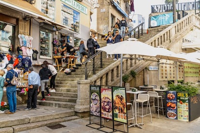 El Mercado da Pedra de Vigo, un callejón de marisquerías con terrazas, turistas y ostras recién desbulladas