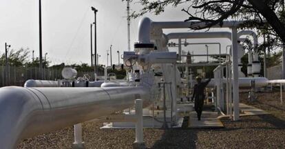 Un operario comprueba instalaciones de gas.