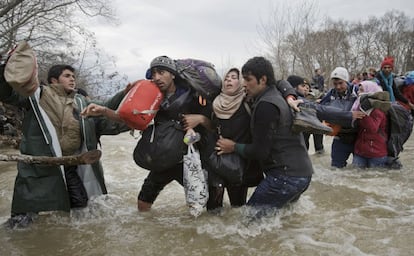 Fotografia ganhadora do segundo prêmio individual da categoria 'Tema Contemporâneos', do fotógrafo da agência Associated Press Vadim Ghirda. A imagem mostra o momento no que dois refugiados ajudam uma mulher cruzar um rio em sua rota a Macedônia, em 14 de março de 2016.