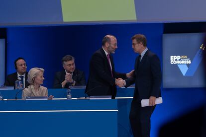 Desde la izquierda, en primer término, la presidenta de la Comisión Europea, Ursula von der Leyen, observa el saludo entre Manfred Weber, presidente del PPE, y Alberto Núñez Feijoo, del PP español.