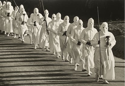 "La Procesión de los Bercianos en Zamora fue uno de los momentos donde sentí especial emoción durante mi trayectoria. Los hombres desfilan con la mortaja que les regala la novia hasta que cumplían 60 años. A partir de esa edad, se ponen la capa berciana. Me sentí como poseído ante lo que ocurría. Usaba varias cámaras a la vez. Fue el momento de mayor emoción de mi vida ante lo que ocurría ante mis ojos".