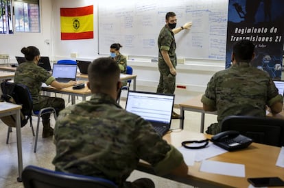 Una gran pizarra, dividida en cuadrantes que corresponden a las 10 mesas de los soldados que hacen dos turnos al día, con números de SIP (tarjeta sanitaria individual) anotados y signos de diverso tipo domina la sala.