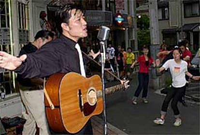 Un grupo de japoneses baila en Tokio durante un homenaje a Elvis Presley.