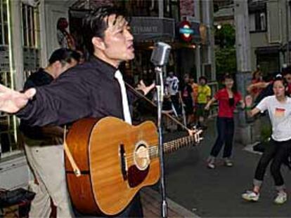 Un grupo de japoneses baila en Tokio durante un homenaje a Elvis Presley.
