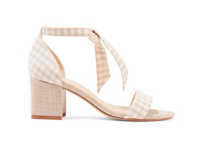 Sandalias forradas en tela de lino y algodón con estampado de cuadro vichy de Alexandre Birman. Disponibles al 50% de descuento en net-a-porter.com por 208 euros (antes 425 euros).