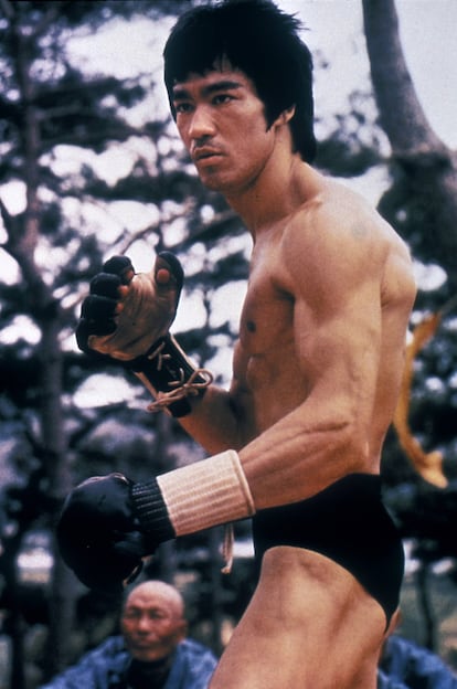 El 20 de julio de 1973, Bruce Lee falleció a los 32 años en extrañas circunstancias. La causa oficial de su muerte es un edema cerebral, pero sus orígenes chinos y su talento para las artes marciales han llevado a sus seguidores a pensar todo tipo de teorías.