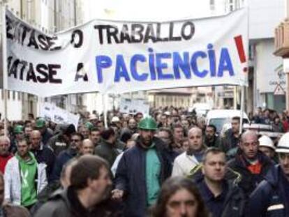 Movilizaciones de los trabajadores de Navantia en Ferrol que se concentraron a mediodía ante el edifico de la Xunta, donde coincidieron con los estudiantes que se oponen a la LOMCE que se aprueba esta tarde en el Senado.