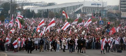 Cabecera de la manifestación de este domingo, en Minsk. 