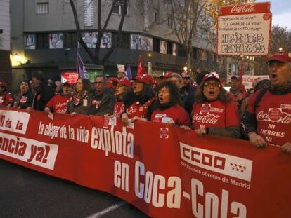 Manifestaci&oacute;n de los trabajadores de Coca-Cola ayer en Madrid.