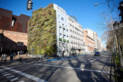 Fachada cubierta con vegetación en CaixaForum Madrid.