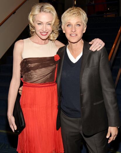 Ellen DeGeneres, ganadora del premio a la Mejor Presentadora, junto a su mujer, Portia de Rossi.