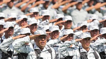 Integrantes de la Guardia Nacional, formados ante López Obrador.