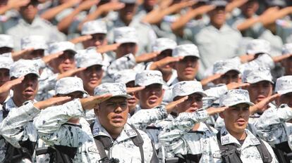 Integrantes de la Guardia Nacional, formados ante López Obrador. 