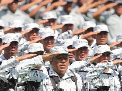 Integrantes de la Guardia Nacional, formados ante López Obrador. 