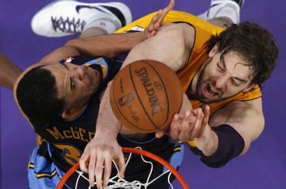 JaVale McGee lucha con Pau Gasol