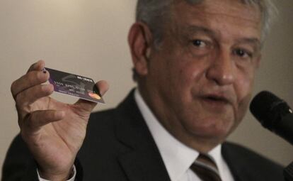 L&oacute;pez Obrador muestra una tarjeta de Monex.