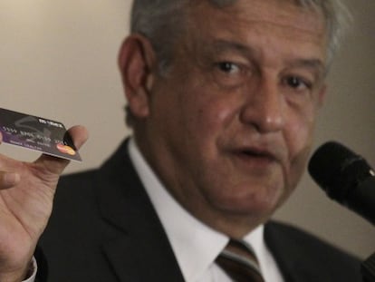 López Obrador muestra una tarjeta de Monex.