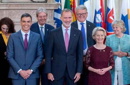 El presidente del Gobierno, Pedro Sánchez, junto a Felipe VI y la presidenta de la Comisión Europea, Ursula von der Leyen.