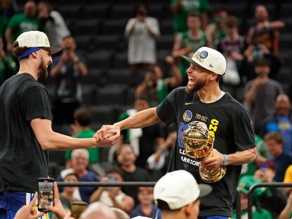 Stephen Curry (derecha) celebra con Klay Thompson la victoria en la final de la NBA ante los Celtics, este jueves en Boston.