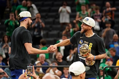 Stephen Curry (derecha) celebra con Klay Thompson la victoria en la final de la NBA ante los Celtics, este jueves en Boston.