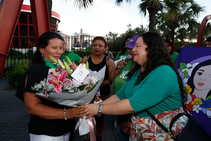 Delmy Cortéz, la madre de Beatriz, recibe flores el viernes en San Salvador tras conocerse la sentencia