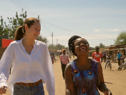 Melati Wijsen (izquierda) y Memory Banda en Malawi, durante la grabación de 'Bigger than Us'.