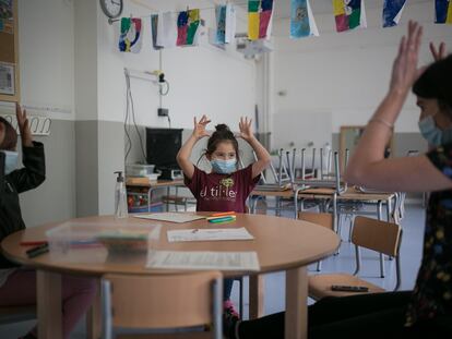 Dos niñas en la escuela Els Til·lers el mes de mayo del pasado año.